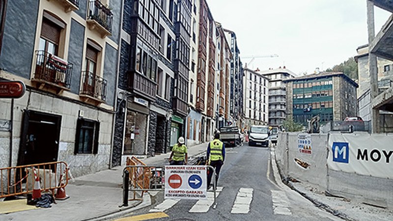 Bittor Sarasketa kalea trafikoarentzat itxi dute, ur-hornidura sarea berritzeko lanak egiteko