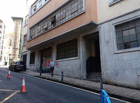 Bittor Sarasketa kaleko 1. zenbakia eraisteko lanak hasi dituzte