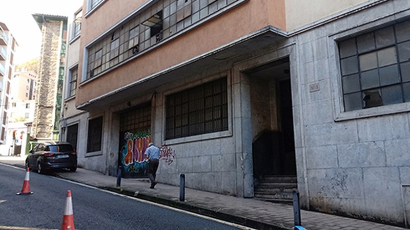 Bittor Sarasketa kaleko 1. zenbakia eraisteko lanak hasi dituzte