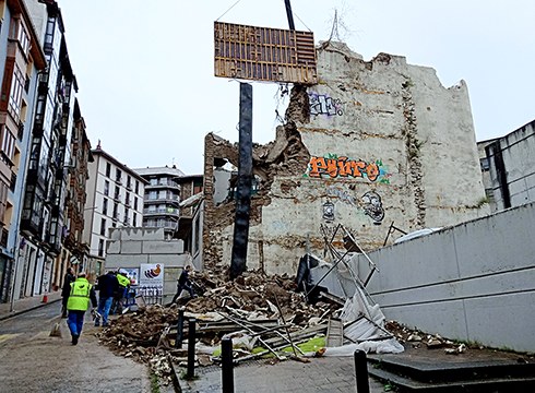 Bittor Sarasketako lantegi zaharreko horma behera jausi da