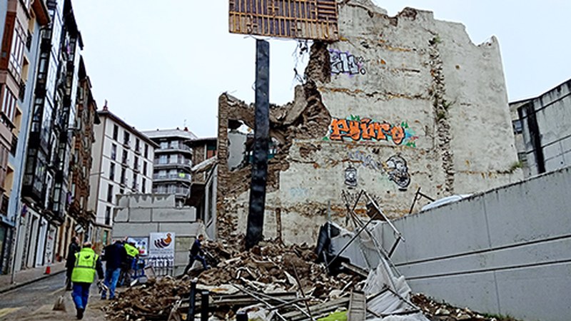 Bittor Sarasketako lantegi zaharreko horma behera jausi da