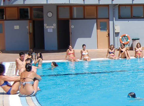 [BIZI DEBABARRENA] Beroari aurre egiteko aukera onak dira Eibarko igerilekua eta eskualdeko hondartzak