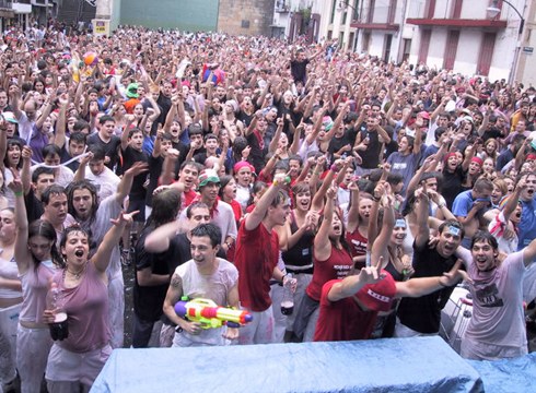 [BIZI DEBABARRENA] Domekan hasiko dira Santixauak Ermuan