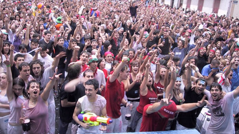 [BIZI DEBABARRENA] Domekan hasiko dira Santixauak Ermuan