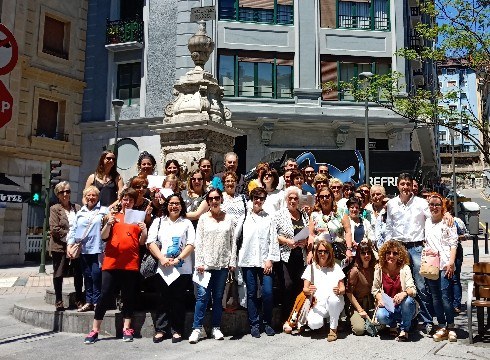 "Bizi Errebal" kanpainako saridunek pozarren jaso dituzte 300 euroko erosketa-txartelak