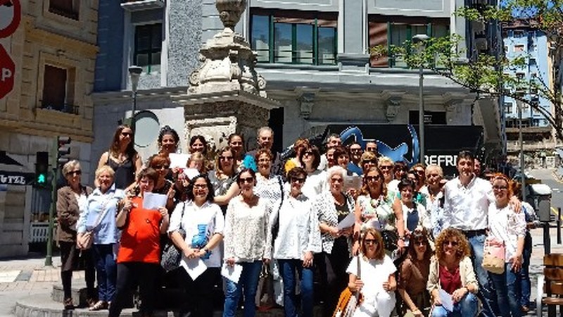 "Bizi Errebal" kanpainako saridunek pozarren jaso dituzte 300 euroko erosketa-txartelak