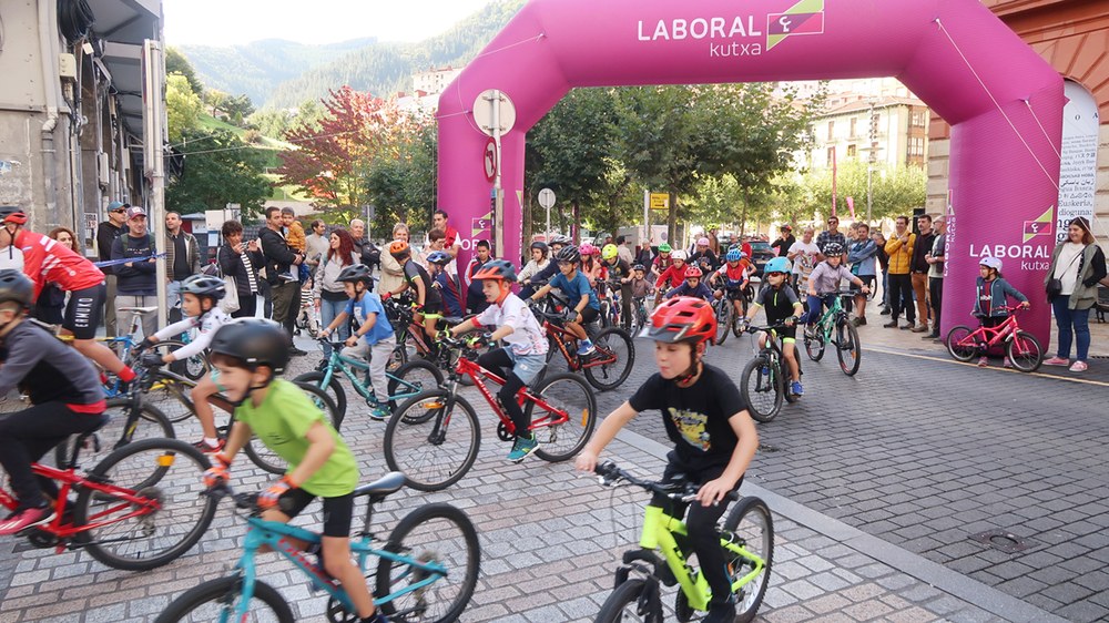 Bizikleta Egunak adin guztietako parte-hartzaileak hartu zituen