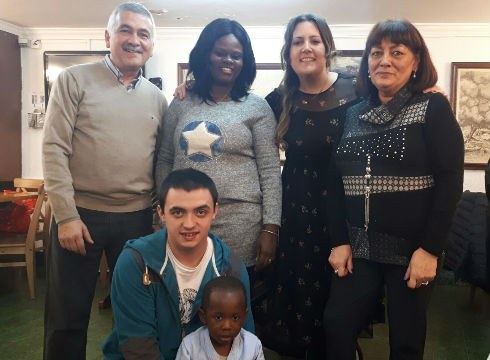 Bizilagunak bazkarian musikaz gozatzen (ikusi bideoa)