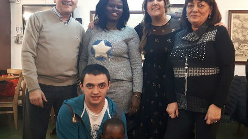 Bizilagunak bazkarian musikaz gozatzen (ikusi bideoa)