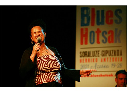 Blues Hotsakek indartsu hasi du lehen asteburua