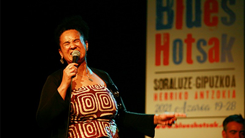 Blues Hotsakek indartsu hasi du lehen asteburua