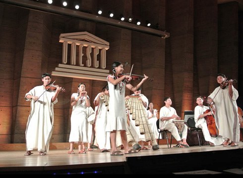 Boliviako Amazoniako sustraiak Coliseoko taulara