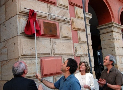 Bonbardaketak gogoratzeko plaka ipini dute