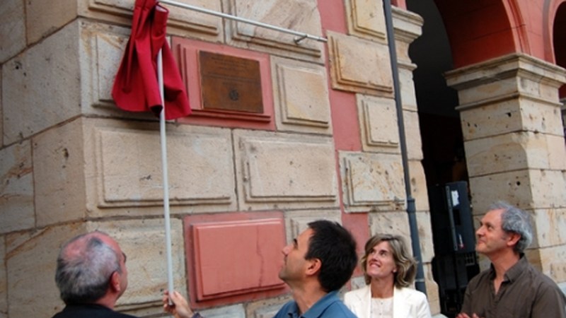 Bonbardaketak gogoratzeko plaka ipini dute