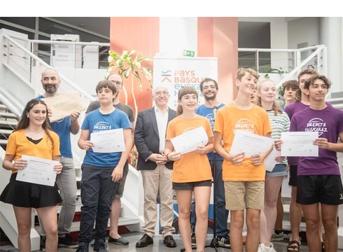 Brebeta euskaraz idatzi zuten ikasleei ziurtagiri ez-ofiziala eman die Elkargoko lehendakariak