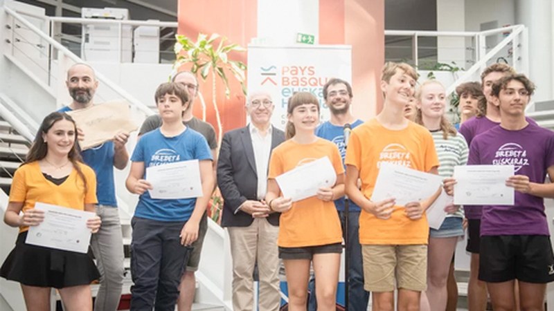 Brebeta euskaraz idatzi zuten ikasleei ziurtagiri ez-ofiziala eman die Elkargoko lehendakariak