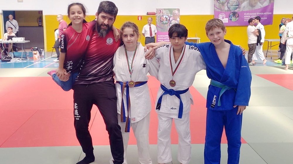 Brontzezko bi domina eta zilarrezko beste bat Kalamuako judoken poltsikora