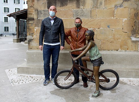 Brontzezko eskultura berria ipini dute Eibarko Bizikleta Plazan