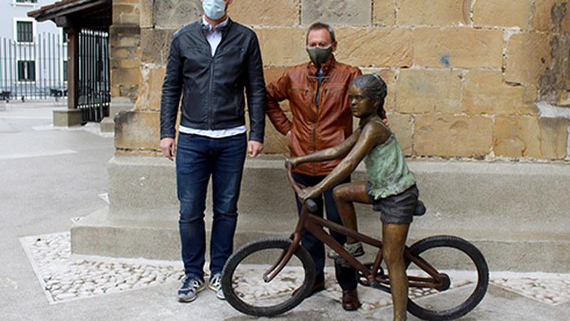 Brontzezko eskultura berria ipini dute Eibarko Bizikleta Plazan