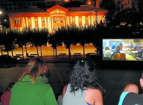 Aire libreko zinema eskainiko da Untzaga plazan abuztuan