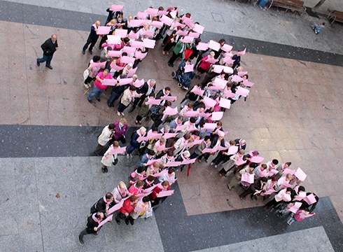 Bularreko Minbiziaren Aurkako Egunaren harira mosaikoa osatu eta globoak aireratu dituzte Untzagan