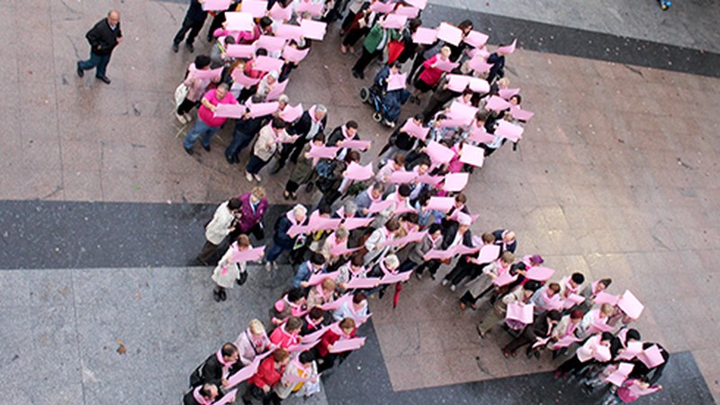 Bularreko Minbiziaren Aurkako Egunaren harira mosaikoa osatu eta globoak aireratu dituzte Untzagan