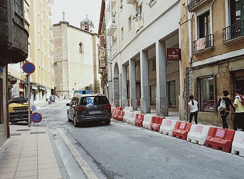 Calbeton kalea trafikoarentzat zabaldu dute, abuztuan lanengatik itxita egon eta gero