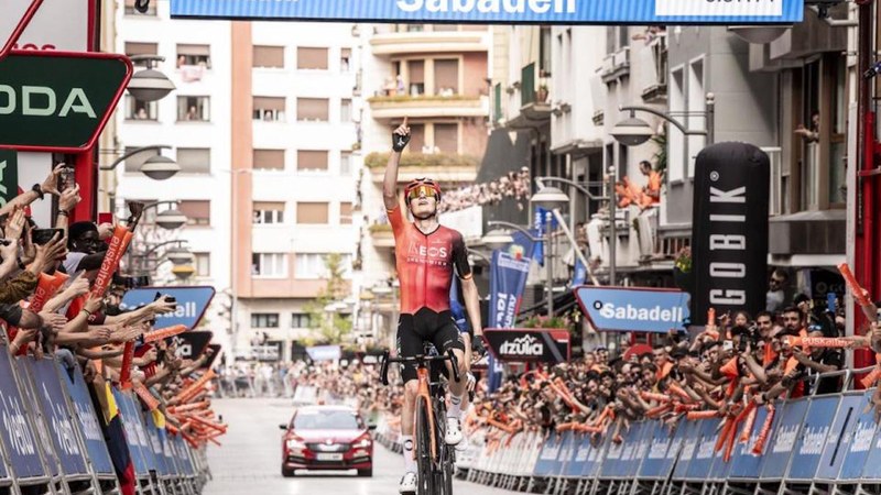 Carlos Rodriguezek irabazi du Eibarko helmugan eta Juan Ayuso gailendu da Itzulian