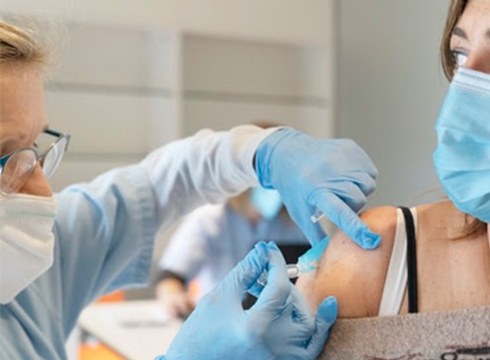 COEGIren hitzetan, pandemiaren kontrola txertoaren baitan dago eta herritarrak txertoa hartzera animatu ditu erizaintza-elkarteak