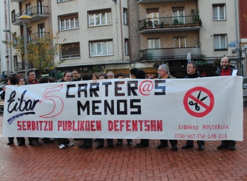 Correos-eko beharginek greba mugagabea hasi dute bost lanpostu desagertarazi nahi dituztelako