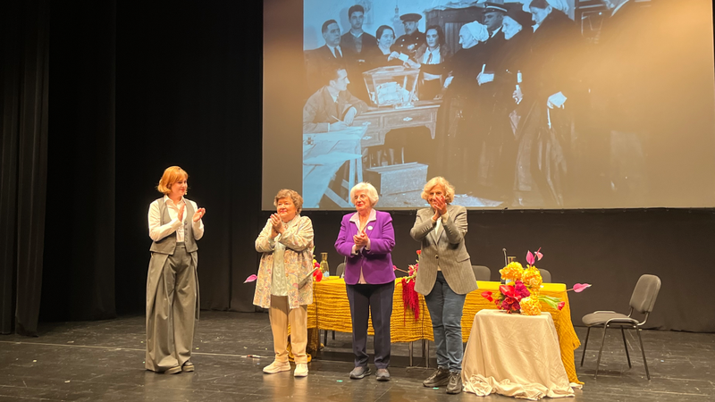 Cristina Almeida, Manuela Carmena eta Paca Sauquilloren solasaldiak Coliseo Antzokia bete zuen atzo