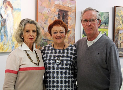 Cristina Azpiri, Elisabeth Eguren eta Esteban Oroz: “Herri guztia papereztatu genezake gure koadroekin”