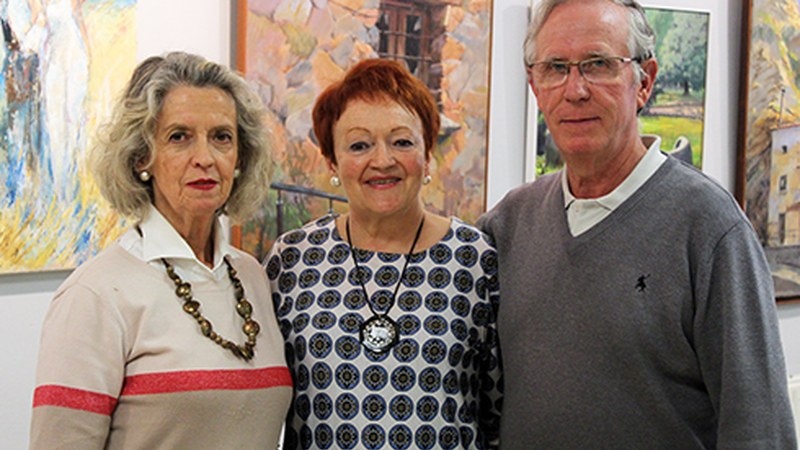 Cristina Azpiri, Elisabeth Eguren eta Esteban Oroz: “Herri guztia papereztatu genezake gure koadroekin”