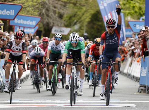 Daniel Felipe Martínezek zentimetro gutxiri esker irabazi du Itzulia 2022ko laugarren etapa