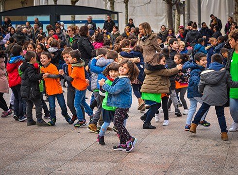 [Argazki bilduma] Dantza eta jaia Euskeraren Eguna ospatzeko