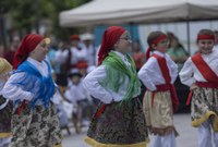 Dantza ikuskizun biribilarekin agurtu dute kurtsoa Kezkako dantzari gazteek