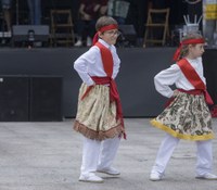 Dantza ikuskizun biribilarekin agurtu dute kurtsoa Kezkako dantzari gazteek