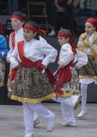 Dantza ikuskizun biribilarekin agurtu dute kurtsoa Kezkako dantzari gazteek