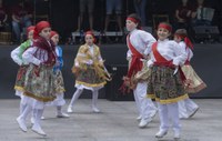 Dantza ikuskizun biribilarekin agurtu dute kurtsoa Kezkako dantzari gazteek