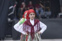 Dantza ikuskizun biribilarekin agurtu dute kurtsoa Kezkako dantzari gazteek
