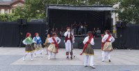 Dantza ikuskizun biribilarekin agurtu dute kurtsoa Kezkako dantzari gazteek