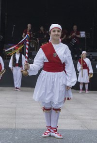 Dantza ikuskizun biribilarekin agurtu dute kurtsoa Kezkako dantzari gazteek