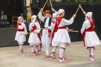 Dantza ikuskizun biribilarekin agurtu dute kurtsoa Kezkako dantzari gazteek