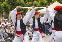 Dantza ikuskizun biribilarekin agurtu dute kurtsoa Kezkako dantzari gazteek
