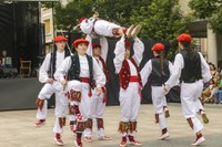 Dantza ikuskizun biribilarekin agurtu dute kurtsoa Kezkako dantzari gazteek
