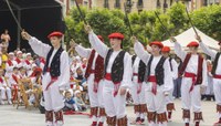 Dantza ikuskizun biribilarekin agurtu dute kurtsoa Kezkako dantzari gazteek