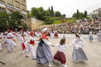 Dantza ikuskizun biribilarekin agurtu dute kurtsoa Kezkako dantzari gazteek