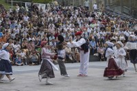 Dantza ikuskizun biribilarekin agurtu dute kurtsoa Kezkako dantzari gazteek