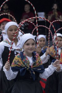 Dantza ikuskizun biribilarekin agurtu dute kurtsoa Kezkako dantzari gazteek