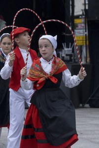 Dantza ikuskizun biribilarekin agurtu dute kurtsoa Kezkako dantzari gazteek